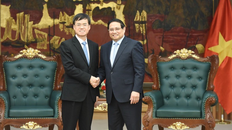 El primer ministro vietnamita, Pham Minh Chinh (derecha) recibe a Pei Jinjia, ministro de Asuntos de Veteranos de China (Foto: VNA)