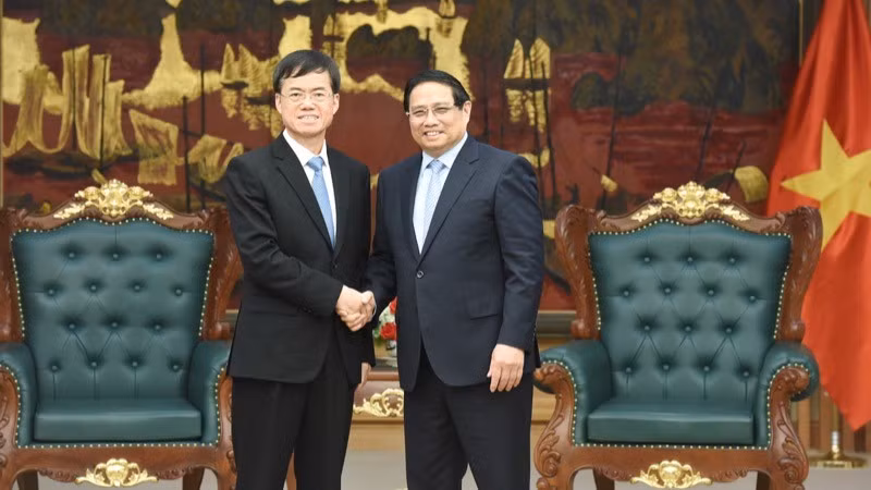El primer ministro vietnamita, Pham Minh Chinh (derecha) recibe a Pei Jinjia, ministro de Asuntos de Veteranos de China (Foto: VNA)