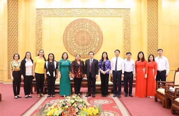 La delegación cubana y dirigentes de la provincia de Ninh Binh. (Fotografía: VNA)