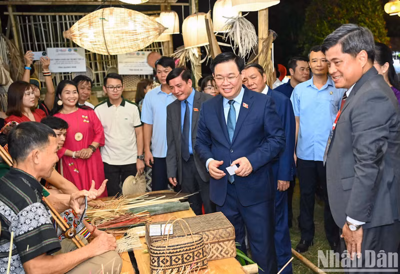 El presidente de la Asamblea Nacional, Vuong Dinh Hue, visita puestos de exhibición en el Festival.