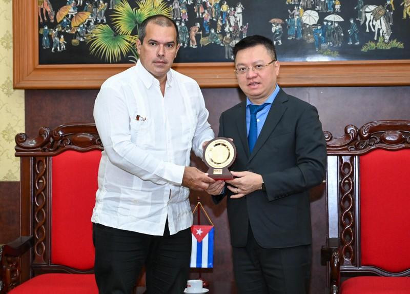 El presidente-editor del periódico Nhan Dan (Pueblo), Le Quoc Minh y el presidente de Prensa Latina (PL), Luis Enrique González Acosta.