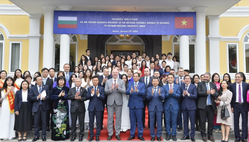 El presidente de la Asamblea Nacional de Bulgaria, Rossen Jeliazkov, con profesores y estudiantes de la Universidad Nacional de Hanói. (Foto: VNA)