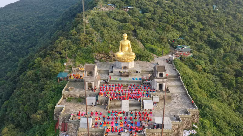 Yen Tu, uno de los destinos favoritos de turistas durante la temporada turística de otoño e invierno. (Fotografía: baoquangninh.vn)