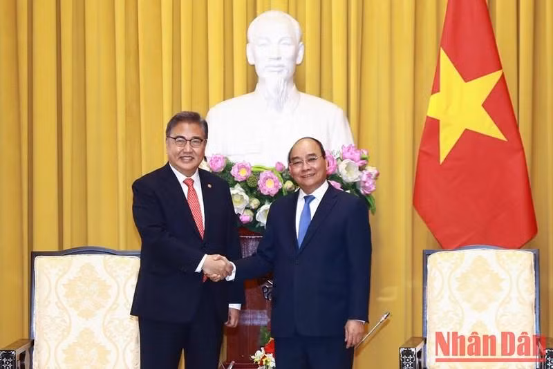 El presidente Nguyen Xuan Phuc y el canciller surcoreano, Park Jin, en la recepción.