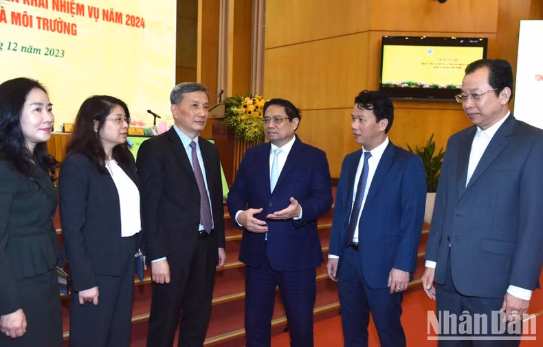 Minh Chinh intercambia opiniones con los delegados.