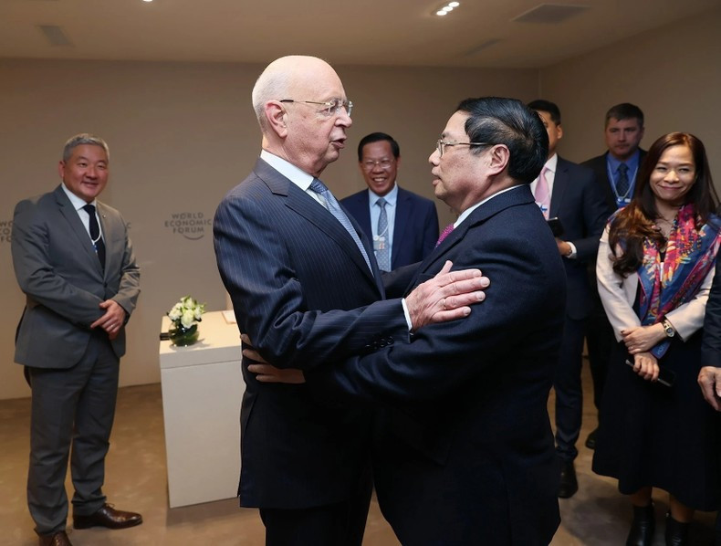 El primer ministro vietnamita, Pham Minh Chinh, y el fundador y presidente ejecutivo del FEM, Klaus Schwab.