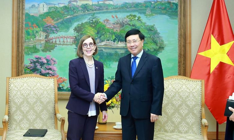 El viceprimer ministro vietnamita Pham Binh Minh y la gobernadora del Estado estadounidense de Oregón, Katherine Brown (Fotografía: dangcongsan.vn)