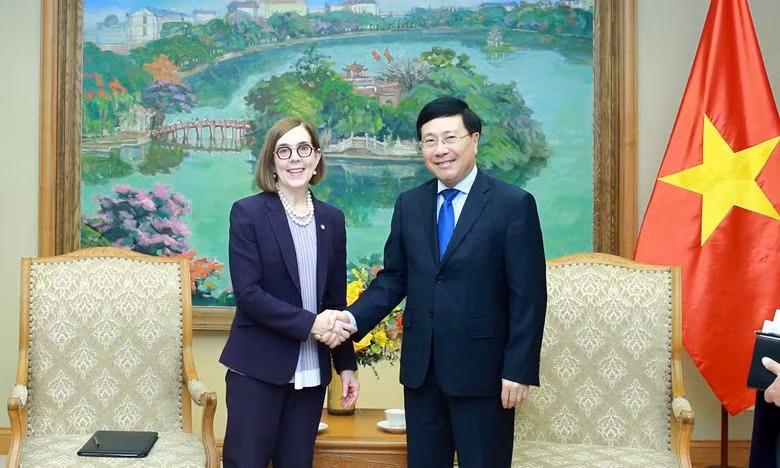 El viceprimer ministro vietnamita Pham Binh Minh y la gobernadora del Estado estadounidense de Oregón, Katherine Brown (Fotografía: dangcongsan.vn)