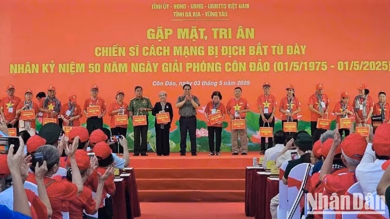 El primer ministro Pham Minh Chinh entrega regalos simbólicos a los prisioneros políticos revolucionarios y a sus familias.