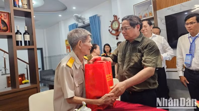 El primer ministro de Vietnam, Pham Minh Chinh, visita al veterano y ex preso político Nguyen Xuan Vien.