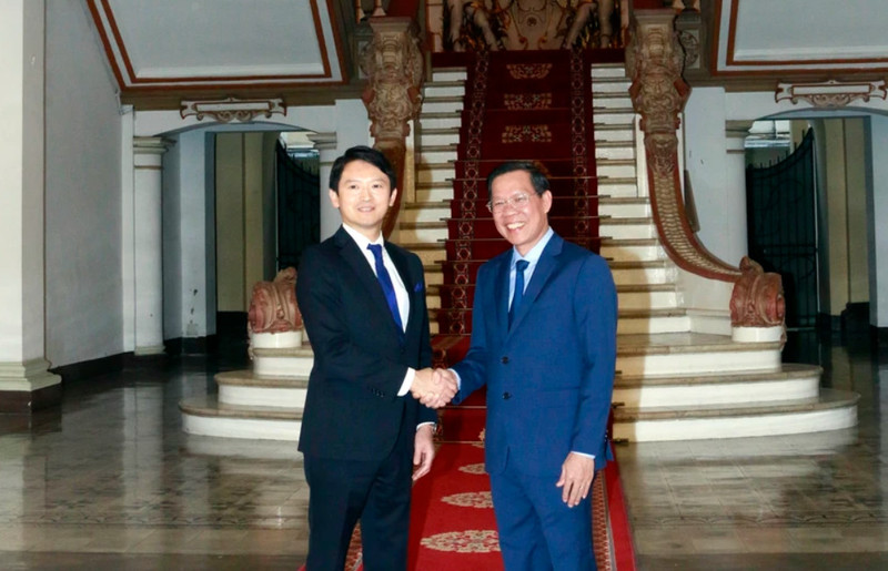 El presidente del Comité Popular de Ciudad Ho Chi Minh, Phan Van Mai, y el gobernador de la prefectura de Hyogo, Saito Motohiko (Foto: VNA)
