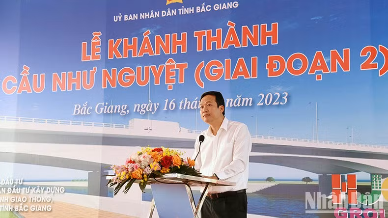 Un representante de Bac Giang presenta un informe sobre el proceso de construcción del puente.