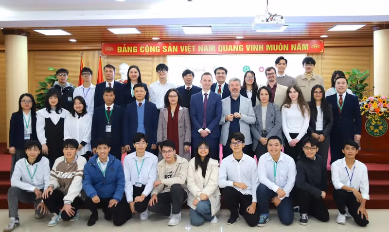 Ceremonia de anuncio de becas para el Programa de Cooperación Irlanda-Vietnam en Agricultura y Alimentación para el período 2023-2028 en la Academia de Agricultura de Vietnam (Foto: thoidai.com.vn)