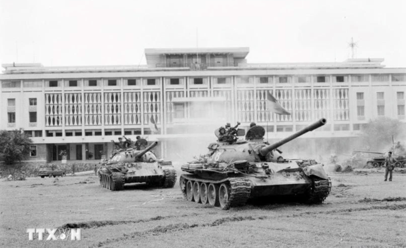 En la mañana del 30 de abril de 1975, cientos de tanques y vehículos blindados avanzaron hacia el Palacio Presidencial del gobierno títere de Saigón, liberando esta urbe. (Foto: VNA)