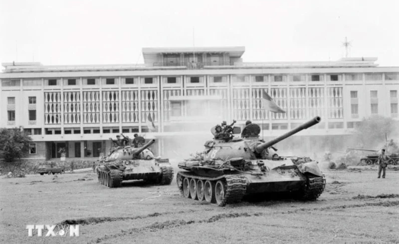 En la mañana del 30 de abril de 1975, cientos de tanques y vehículos blindados avanzaron hacia el Palacio Presidencial del gobierno títere de Saigón, liberando esta urbe. (Foto: VNA)