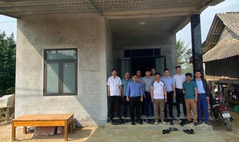 Una familia pobre de Quang Tri recibe una nueva casa (Foto: VNA)
