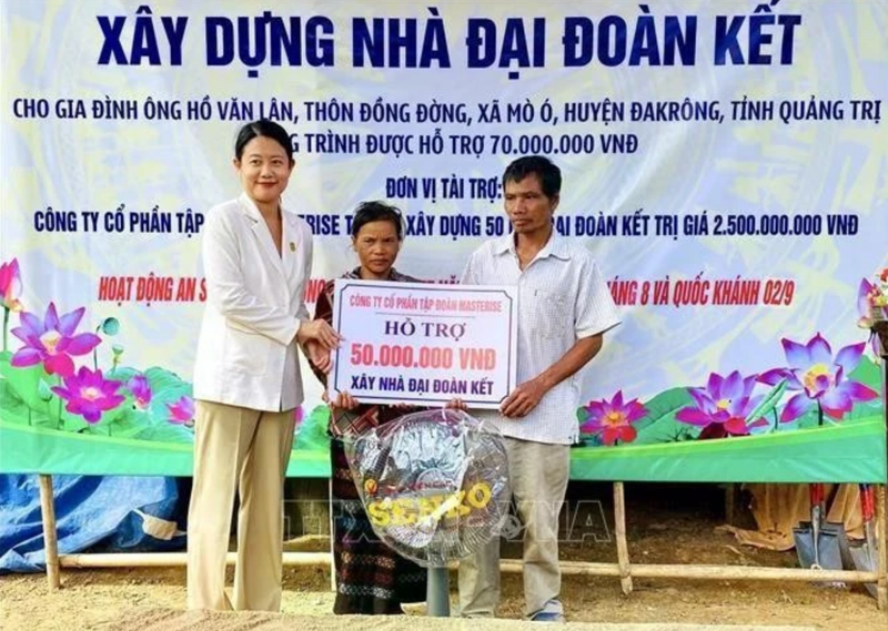 Las autoridades locales entregan simbólicamente la asistencia financiera a un hogar pobre en la comuna de Mo O, distrito de Dakrong, provincia de Quang Tri (Foto: VNA)