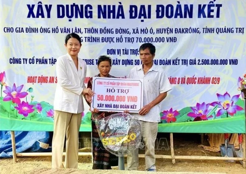Las autoridades locales entregan simbólicamente la asistencia financiera a un hogar pobre en la comuna de Mo O, distrito de Dakrong, provincia de Quang Tri (Foto: VNA)