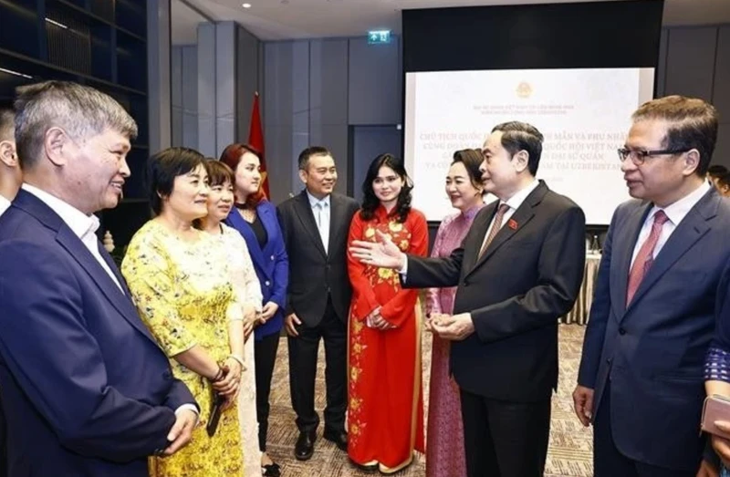 El presidente de la Asamblea Nacional de Vietnam, Tran Thanh Man, se reúne con la comunidad de connacionales aquí (Foto: VNA)