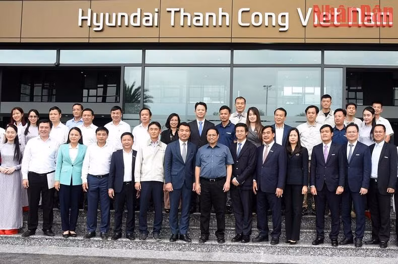 El primer ministro Pham Minh Chinh y los empleados del Grupo Thanh Cong.