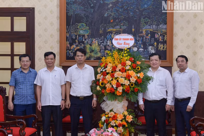 Dao Xuan Yen, jefe de la Comisión de Comunicación y Educación del Comité del PCV en la provincia de Thanh Hoa, felicita al periódico Nhan Dan.