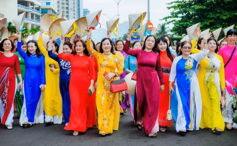 Desfilan más de seis mil mujeres con Ao Dai en Festival del Mar Nha Trang (Fotografía: phunuvietnam.vn)