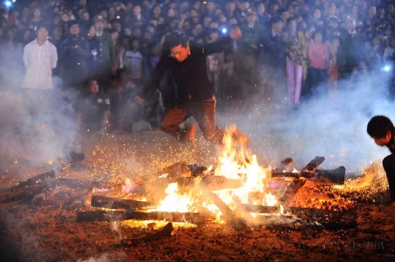 Bandeja de ofrendas en el ritual de salto de fuego del pueblo de Pa Then en el distrito de Lam Binh, provincia de Tuyen Quang.