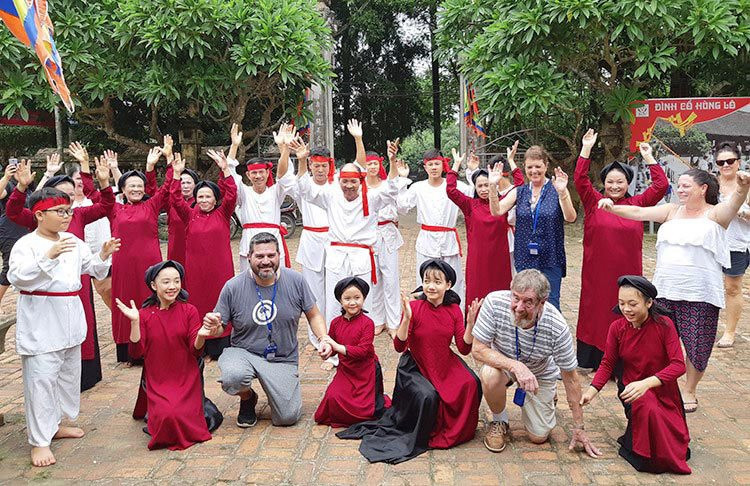 Turistas disfrutan el canto Xoan (Foto: hanoimoi.vn)
