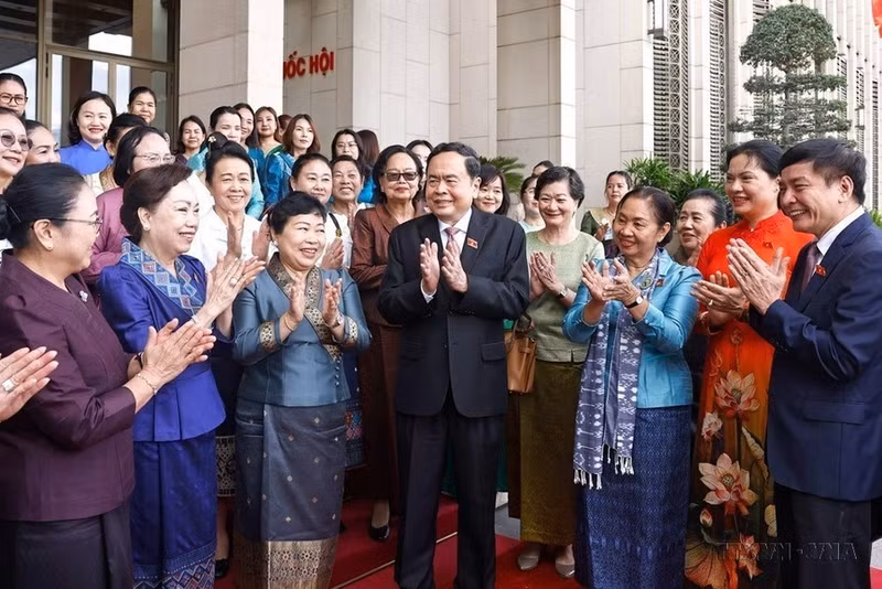 El 4 de julio de 2024, en la sede de la Asamblea Nacional, el presidente de la Asamblea Nacional, Tran Thanh Man, recibe a las delegaciones de mujeres de Laos y Camboya.