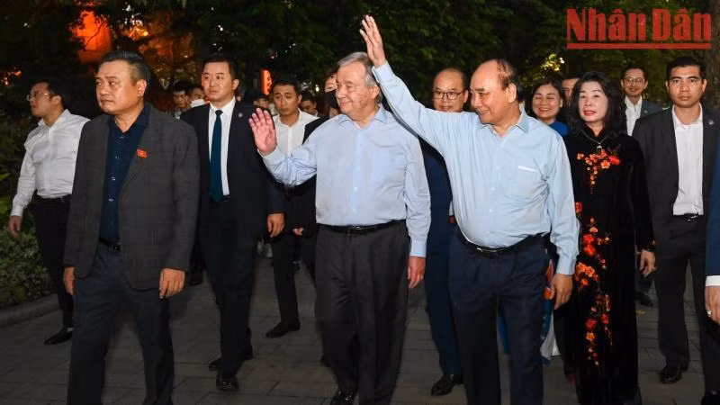Ambos dirigentes saludan a la población de Hanói en la zona peatonal alrededor del lago Hoan Kiem.