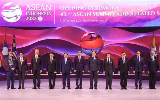 El primer ministro Pham Minh Chinh con el secretario general y los jefes de delegaciones de los países de la Asean en la ceremonia de apertura. (Fotografía: VNA)