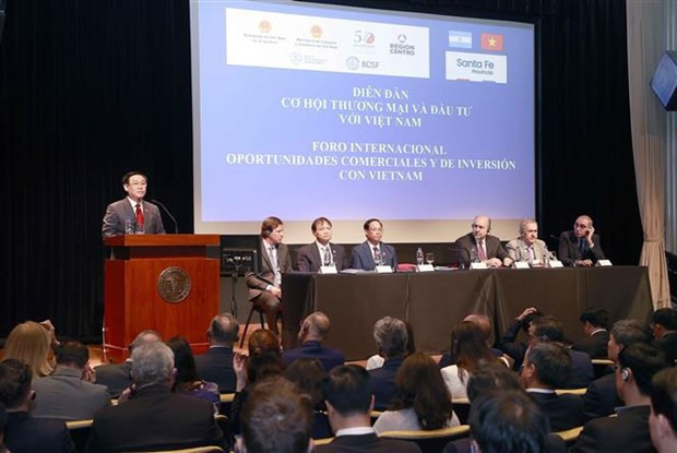 El presidente de la Asamblea Nacional de Viet Nam, Vuong Dinh Hue, habla en el evento. (Fotografía: VNA)