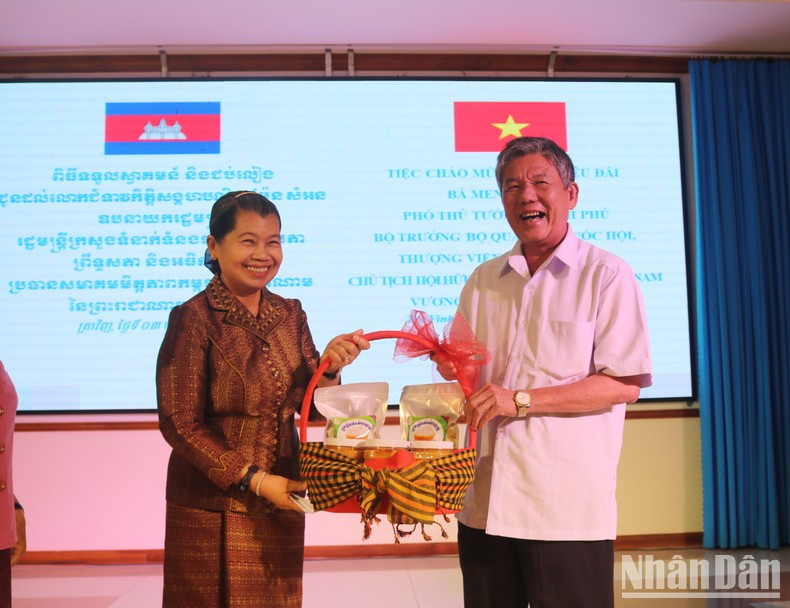 Men Sam An, viceprimera ministra, titular de Relaciones de la Asamblea Nacional y del Senado, Inspectora del Reino de Camboya y presidenta de la Asociación de Amistad Camboya-Vietnam entrega un regalo de Tet a Ngo Chi Cuong, secretario del Comité del Partido Comunista de Vietnam en Tra Vinh.