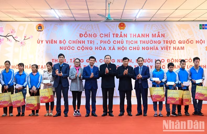 Thanh Man y la Confederación General del Trabajo de Vietnam entregan obsequios a los trabajadores de la compañía de confecciones de Bac Giang.
