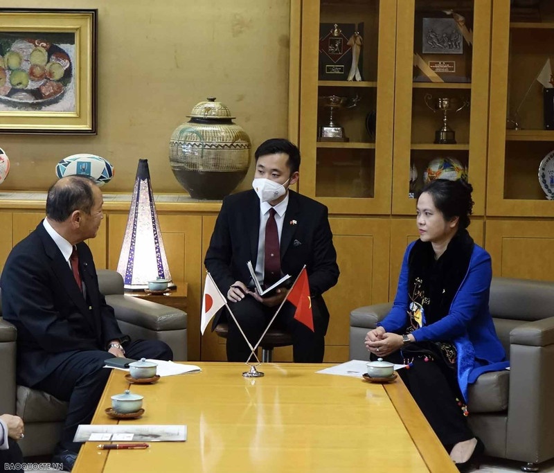 La cónsul general de Vietnam en Fukuoka, Vu Chi Mai, se reúne con el gobernador de la prefectura japonesa de Oita, Hirose Katsusada. (Fotografía: baoquocte.vn)