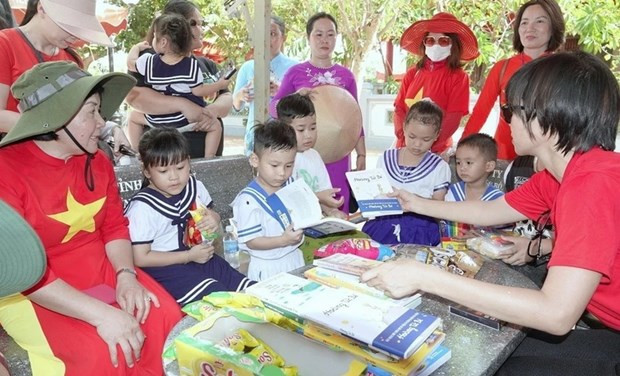 Una delegación de los vietnamitas residentes en 22 países donó libros y regalos a los niños de Truong Sa. (Foto: VNA)