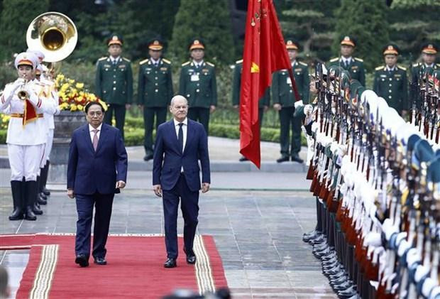 El primer ministro vietnamita, Pham Minh Chinh, y el canciller alemán, Olaf Scholz, pasan revista a la guardia de honor del Ejército Popular de Vietnam (Fotografía: VNA)