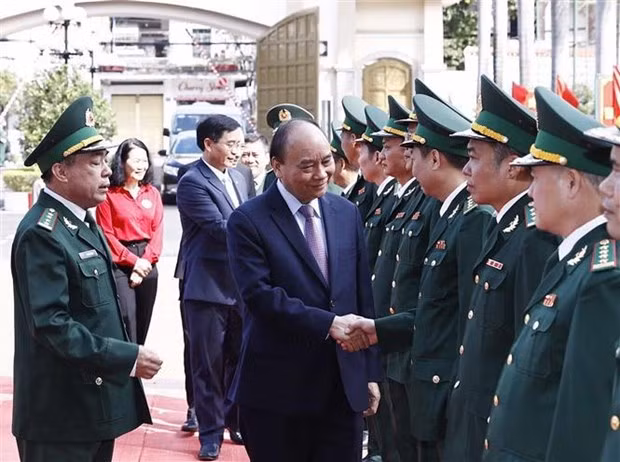 El presidente vietnamita, Nguyen Xuan Phuc, y funcionarios-soldados de la Guardia Fronteriza de Dak Lak. (Fotografía: VNA)