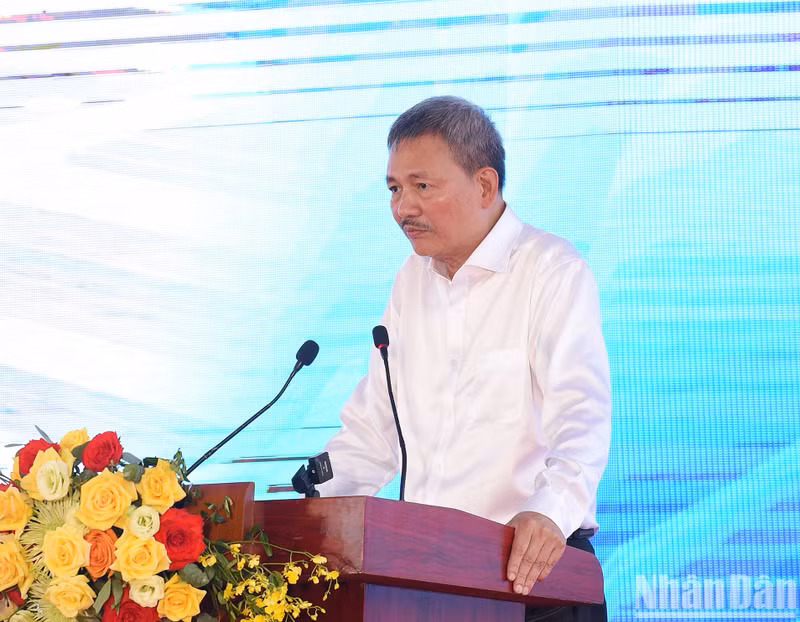 Lai Xuan Thanh, presidente del consejo de administración de la Corporación de Aeropuertos de Vietnam, informa sobre el proyecto.