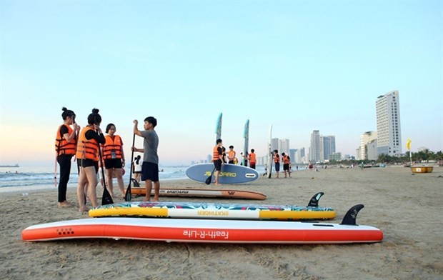 Turistas en una playa en la ciudad de Da Nang. (Fotografía: VNA)