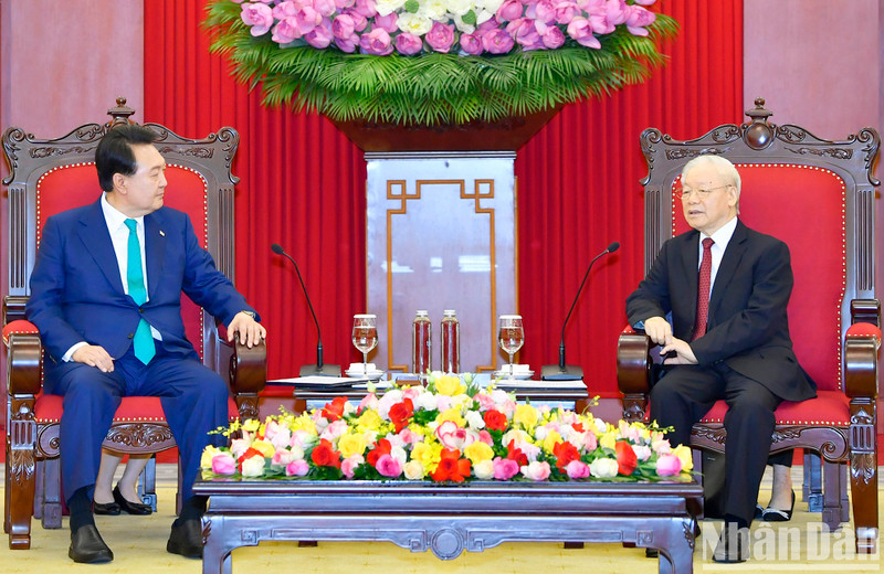 El secretario general del Partido Comunista de Vietnam, Nguyen Phu Trong, y el presidente de Corea del Sur, Yoon Suk Yeol. (Fotografía: Nhan Dan)