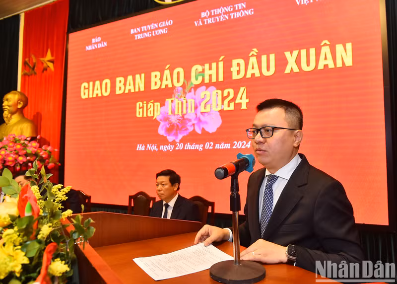 Le Quoc Minh, subjefe de la Comisión de Comunicación y Educación del Comité Central del PCV, presidente-editor del periódico Nhan Dan y titular de la Asociación de Peridotitas del país, interviene en el acto.