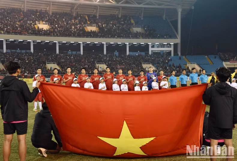 Los jugadores vietnamitas saludan a la bandera nacional.