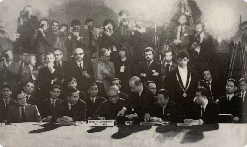 La ceremonia de firma tuvo lugar el 23 de enero de 1973 en el Centro de Conferencias Internacionales de París, en la calle Kléber.