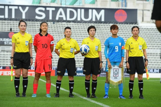 La árbitra Bui Thi Thu Trang (tercera por la derecha) y la árbitra asistente Nguyen Thi Hang Nga (primera por la derecha). Foto: VFF