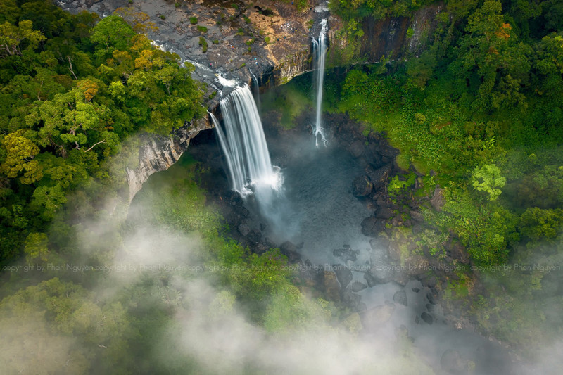 La cascada de Hang En a vista de pájaro.