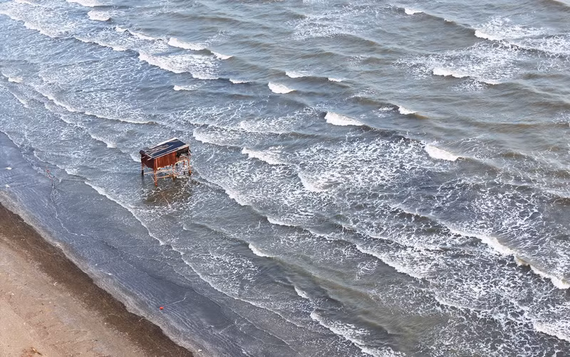 Los turistas se divierten en la playa, escuchando música acústica cada fin de semana en el destino turístico Lata Camping, comuna de Long Hoa, distrito de Can Gio. Los turistas se divierten en la playa, escuchando música acústica cada fin de semana en el destino turístico Lata Camping, comuna de Long Hoa, distrito de Can Gio.