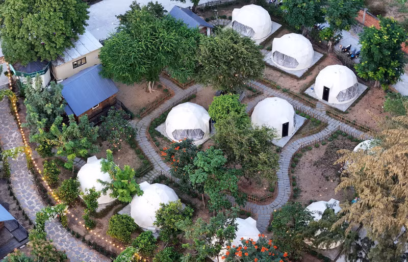 El complejo turístico bajo el bosque de pinos en la playa de Can Gio. El complejo turístico bajo el bosque de pinos en la playa de Can Gio.