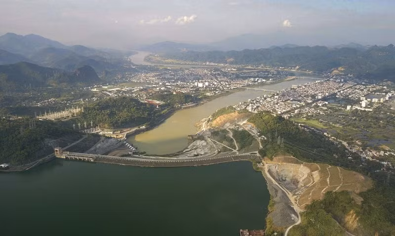 El embalse de Hoa Binh y el río Da fluyen a través de la ciudad.