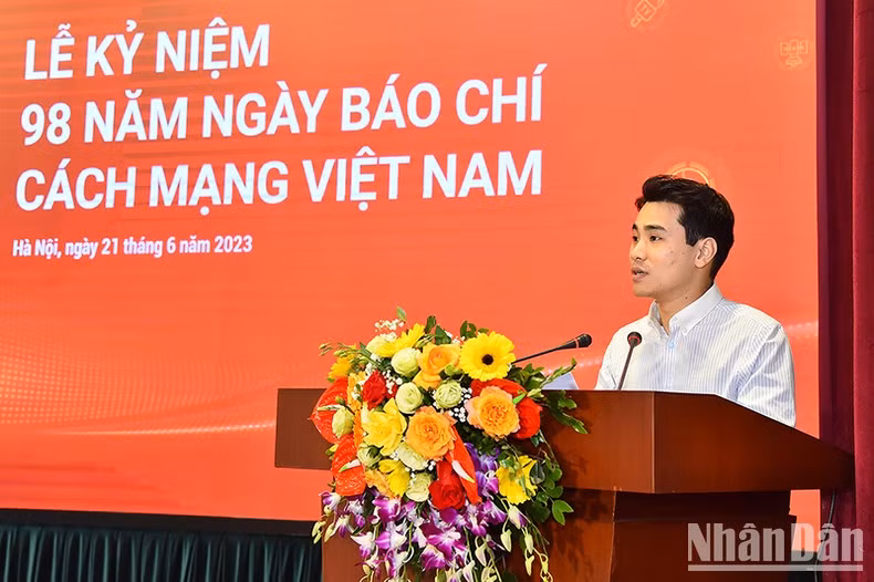 El representante de la generación joven del periódico Nhan Dan, el reportero Nguyen Trung Hieu habla en el evento.